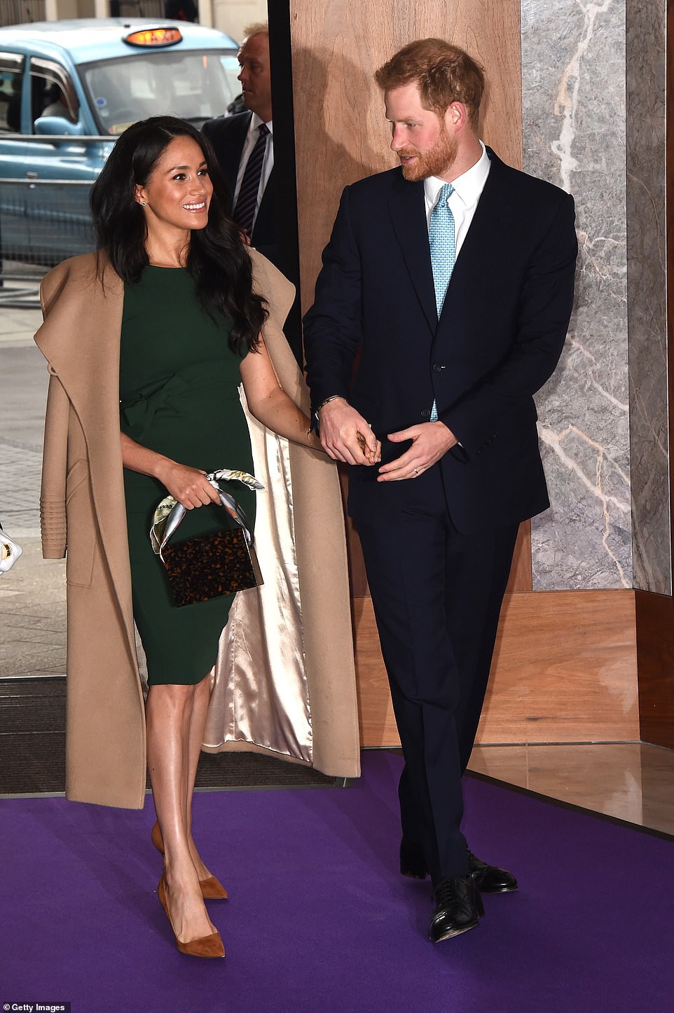 Dự sự kiện cùng với vợ, Hoàng tử Harry suýt bật khóc khi nhắc đến Meghan Markle trong bài phát biểu của mình nhưng bị chê là 'giả tạo' - 2 Dự sự kiện cùng với vợ, Hoàng tử Harry suýt bật khóc khi nhắc đến Meghan Markle trong bài phát biểu của mình nhưng bị chê là 'giả tạo' - 2
