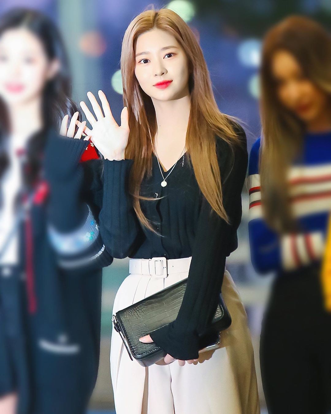 4 kiểu diện cardigan 'càn quét' sân bay của idol Hàn: Các nàng chớ bỏ qua khi mùa lạnh dần đến - 7 4 kiểu diện cardigan 'càn quét' sân bay của idol Hàn: Các nàng chớ bỏ qua khi mùa lạnh dần đến - 7
