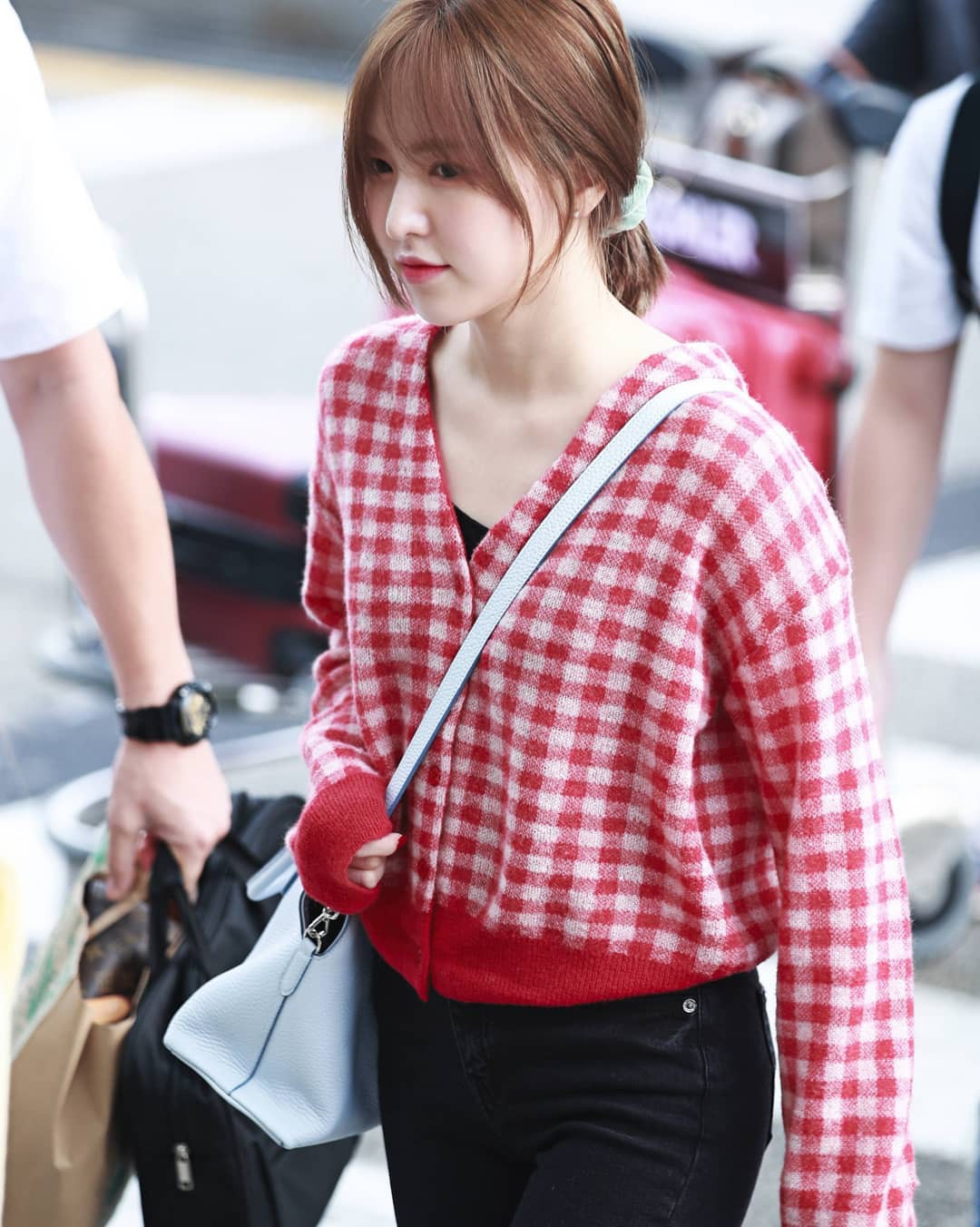 4 kiểu diện cardigan 'càn quét' sân bay của idol Hàn: Các nàng chớ bỏ qua khi mùa lạnh dần đến - 1 4 kiểu diện cardigan 'càn quét' sân bay của idol Hàn: Các nàng chớ bỏ qua khi mùa lạnh dần đến - 1