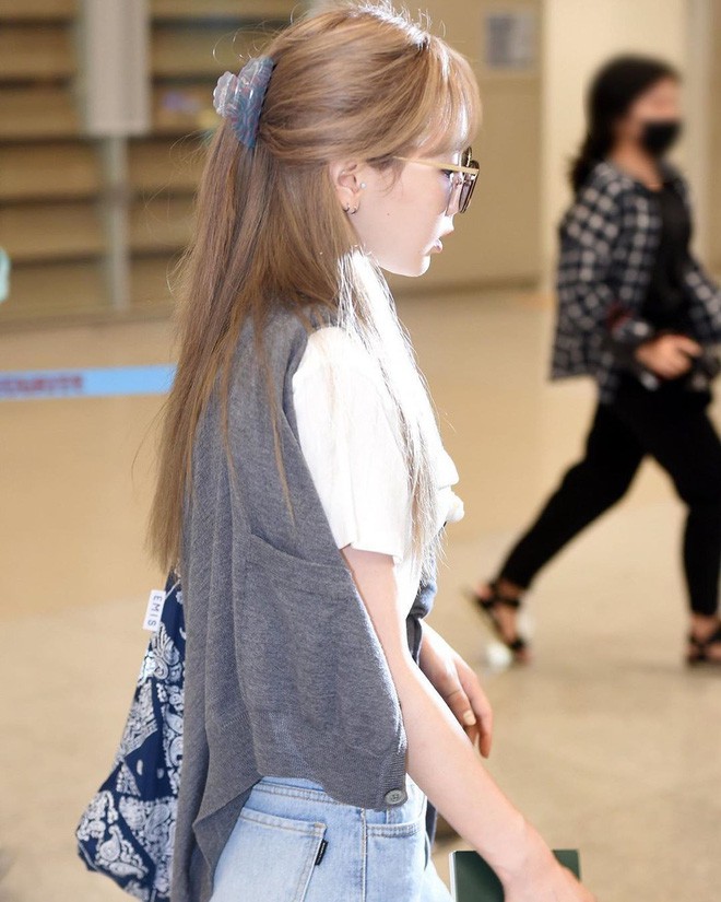4 kiểu diện cardigan 'càn quét' sân bay của idol Hàn: Các nàng chớ bỏ qua khi mùa lạnh dần đến - 13 4 kiểu diện cardigan 'càn quét' sân bay của idol Hàn: Các nàng chớ bỏ qua khi mùa lạnh dần đến - 13