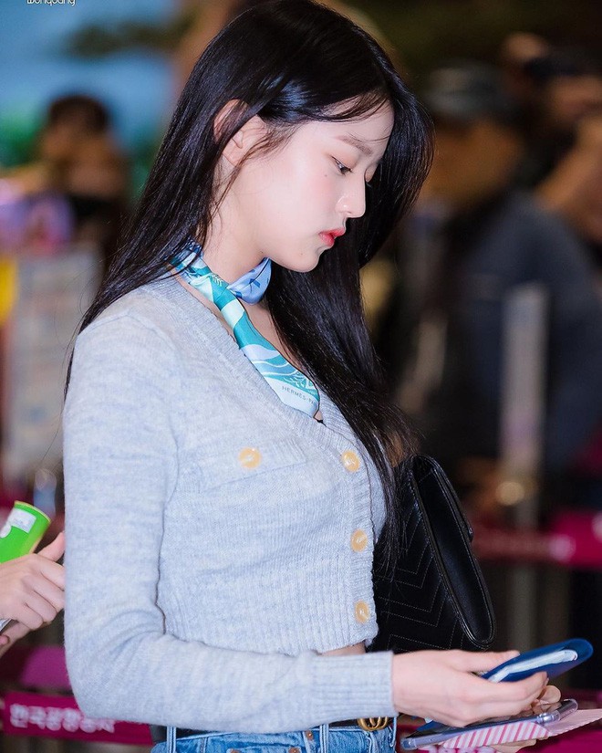 4 kiểu diện cardigan 'càn quét' sân bay của idol Hàn: Các nàng chớ bỏ qua khi mùa lạnh dần đến - 8 4 kiểu diện cardigan 'càn quét' sân bay của idol Hàn: Các nàng chớ bỏ qua khi mùa lạnh dần đến - 8
