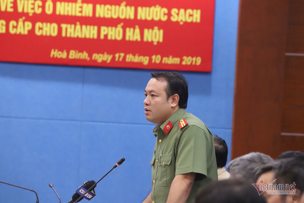 Triệu tập 2 người liên quan đến vụ đổ dầu gây ô nhiễm nước sông Đà - 1 Triệu tập 2 người liên quan đến vụ đổ dầu gây ô nhiễm nước sông Đà - 1
