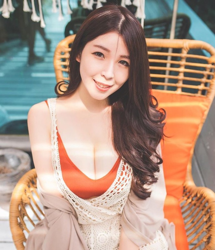 Cô nàng 'nóng bỏng' khoe tự làm bánh mì ăn sáng nhưng chi tiết này mới khiến dân tình 'đỏ mặt' - 1 Cô nàng 'nóng bỏng' khoe tự làm bánh mì ăn sáng nhưng chi tiết này mới khiến dân tình 'đỏ mặt' - 1