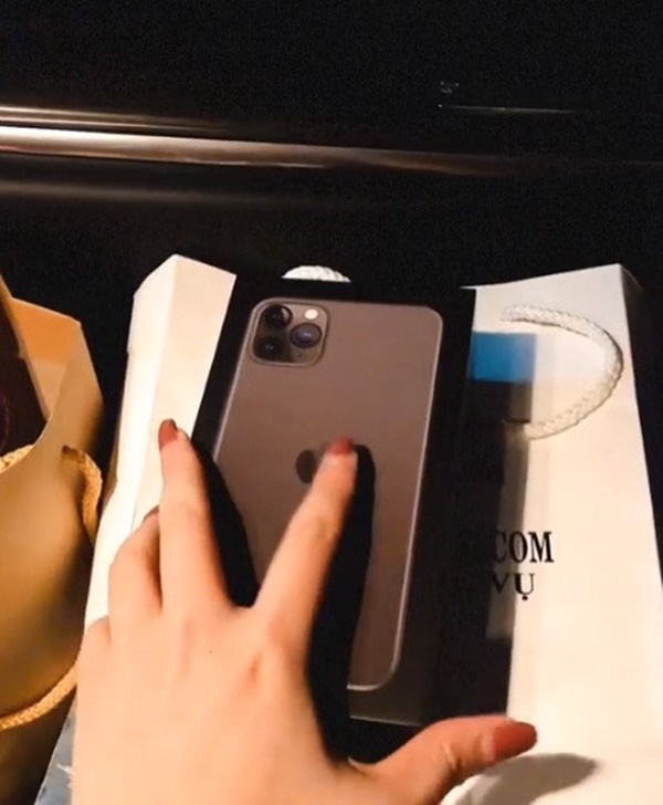 Dàn cầu thủ Việt tặng quà 20/10 cho 'nửa kia': Không là trang sức thì cũng là iPhone 11 - 2 Dàn cầu thủ Việt tặng quà 20/10 cho 'nửa kia': Không là trang sức thì cũng là iPhone 11 - 2