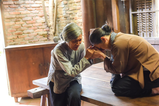 'Tiếng sét trong mưa': Lộ ảnh Thị Bình - Nhật Kim Anh quỳ gối, khóc đến sưng mắt khi gặp dì Bảy sau 24 năm 'Tiếng sét trong mưa': Lộ ảnh Thị Bình - Nhật Kim Anh quỳ gối, khóc đến sưng mắt khi gặp dì Bảy sau 24 năm