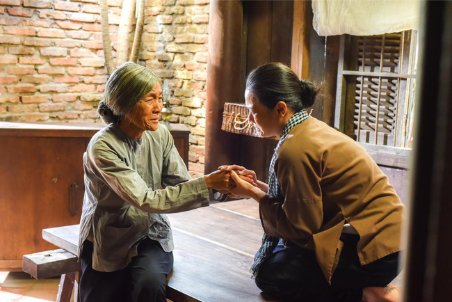 'Tiếng sét trong mưa': Lộ ảnh Thị Bình - Nhật Kim Anh quỳ gối, khóc đến sưng mắt khi gặp dì Bảy sau 24 năm - 1 'Tiếng sét trong mưa': Lộ ảnh Thị Bình - Nhật Kim Anh quỳ gối, khóc đến sưng mắt khi gặp dì Bảy sau 24 năm - 1