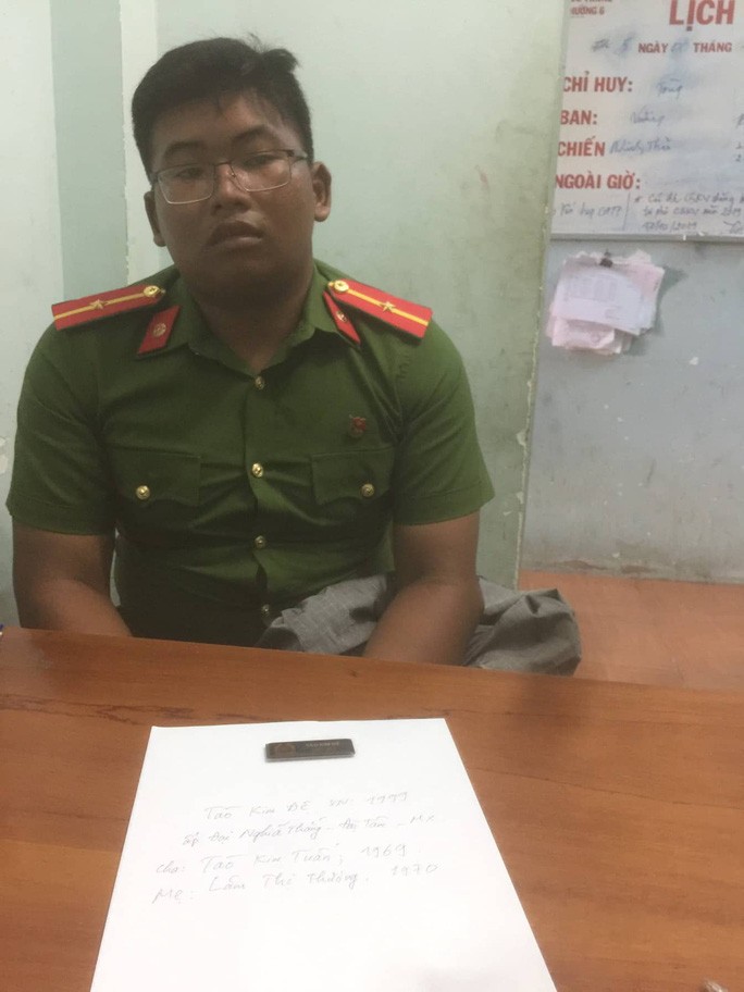 Lật tẩy gã trai mặc trang phục công an bước vào cửa hàng Lật tẩy gã trai mặc trang phục công an bước vào cửa hàng