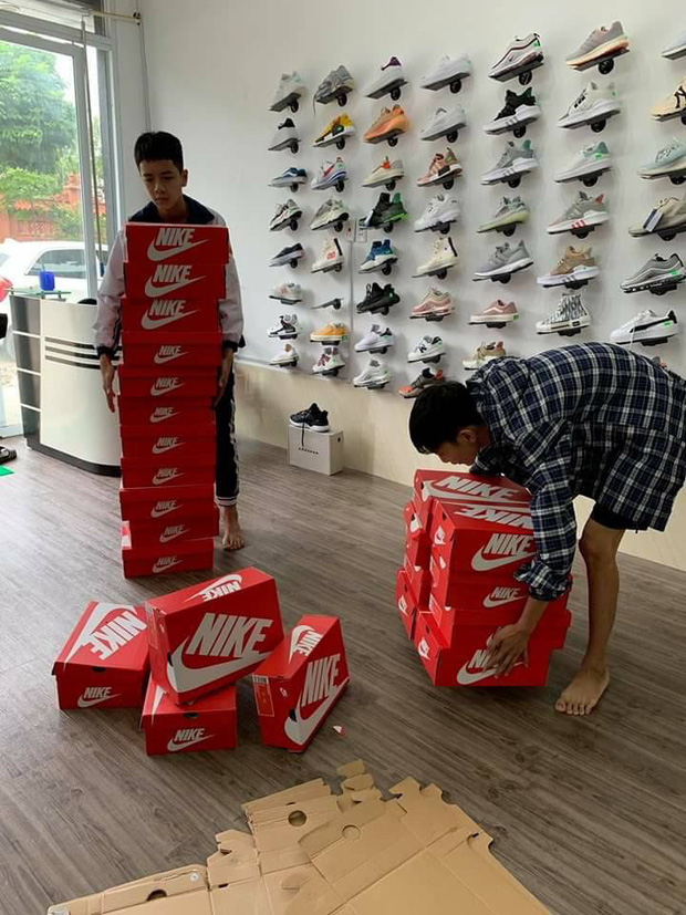 20/10 tặng mỗi bạn nữ trong lớp một đôi giày Nike, tính ra cũng mấy chục triệu, lớp học chất chơi nhất đây rồi - 7 20/10 tặng mỗi bạn nữ trong lớp một đôi giày Nike, tính ra cũng mấy chục triệu, lớp học chất chơi nhất đây rồi - 7