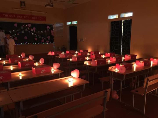 20/10 tặng mỗi bạn nữ trong lớp một đôi giày Nike, tính ra cũng mấy chục triệu, lớp học chất chơi nhất đây rồi - 3 20/10 tặng mỗi bạn nữ trong lớp một đôi giày Nike, tính ra cũng mấy chục triệu, lớp học chất chơi nhất đây rồi - 3