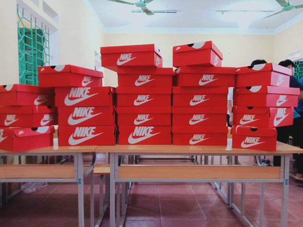 20/10 tặng mỗi bạn nữ trong lớp một đôi giày Nike, tính ra cũng mấy chục triệu, lớp học chất chơi nhất đây rồi - 1 20/10 tặng mỗi bạn nữ trong lớp một đôi giày Nike, tính ra cũng mấy chục triệu, lớp học chất chơi nhất đây rồi - 1
