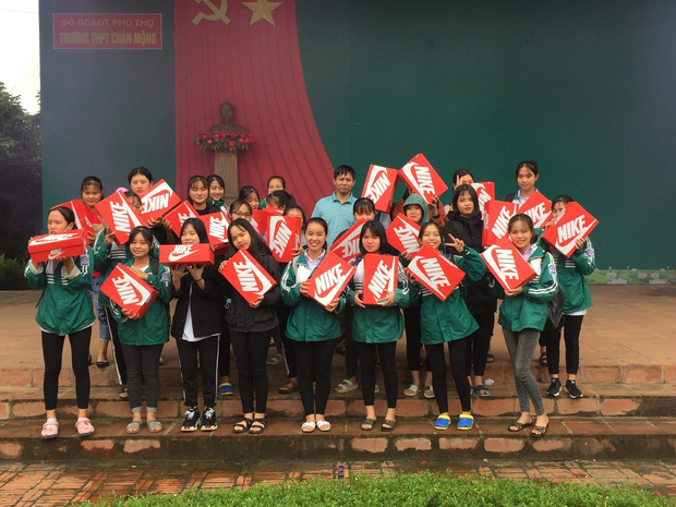 20/10 tặng mỗi bạn nữ trong lớp một đôi giày Nike, tính ra cũng mấy chục triệu, lớp học chất chơi nhất đây rồi 20/10 tặng mỗi bạn nữ trong lớp một đôi giày Nike, tính ra cũng mấy chục triệu, lớp học chất chơi nhất đây rồi