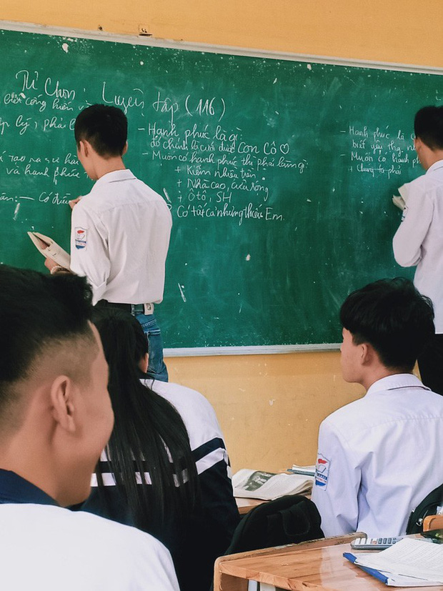 Trong giờ học cô giáo hỏi 'hạnh phúc là gì?', học sinh đưa ra câu trả lời khiến cô cũng phải câm nín Trong giờ học cô giáo hỏi 'hạnh phúc là gì?', học sinh đưa ra câu trả lời khiến cô cũng phải câm nín