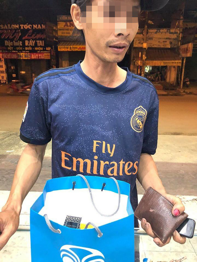 Người đàn ông lao vào cửa hàng mỹ phẩm khiến nhân viên 'mặt tái mét' và hành động ngọt ngào sau đó Người đàn ông lao vào cửa hàng mỹ phẩm khiến nhân viên 'mặt tái mét' và hành động ngọt ngào sau đó