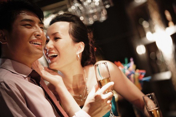 Cô bạn đồng nghiệp khoe món quà 20/10 đắt đỏ, tôi giật nảy mình rồi đau đớn khi đứng bên đường chứng kiến màn yêu đương của cô bạn và anh rể mình Cô bạn đồng nghiệp khoe món quà 20/10 đắt đỏ, tôi giật nảy mình rồi đau đớn khi đứng bên đường chứng kiến màn yêu đương của cô bạn và anh rể mình