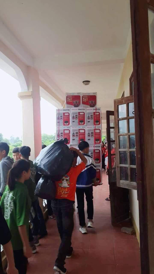 Chơi lớn tặng 40 nồi cơm điện ngày 20/10, các nam sinh khiến đám con gái bật ngửa vì thứ nhận được ở bên trong - 3 Chơi lớn tặng 40 nồi cơm điện ngày 20/10, các nam sinh khiến đám con gái bật ngửa vì thứ nhận được ở bên trong - 3