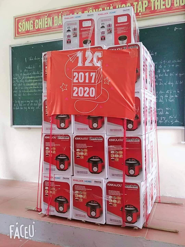 Chơi lớn tặng 40 nồi cơm điện ngày 20/10, các nam sinh khiến đám con gái bật ngửa vì thứ nhận được ở bên trong - 4 Chơi lớn tặng 40 nồi cơm điện ngày 20/10, các nam sinh khiến đám con gái bật ngửa vì thứ nhận được ở bên trong - 4