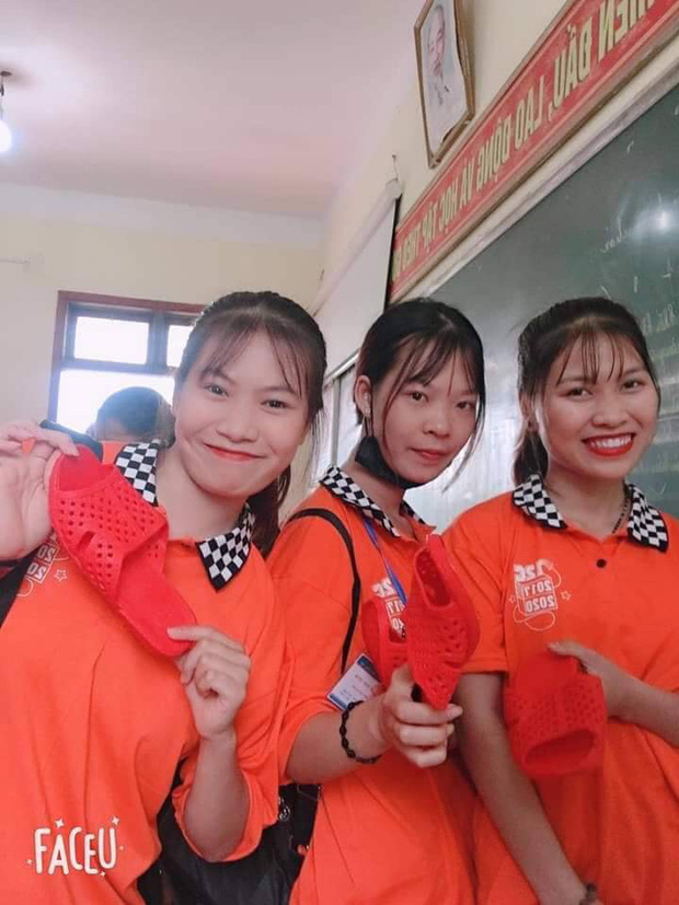 Chơi lớn tặng 40 nồi cơm điện ngày 20/10, các nam sinh khiến đám con gái bật ngửa vì thứ nhận được ở bên trong - 7 Chơi lớn tặng 40 nồi cơm điện ngày 20/10, các nam sinh khiến đám con gái bật ngửa vì thứ nhận được ở bên trong - 7