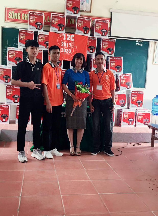 Chơi lớn tặng 40 nồi cơm điện ngày 20/10, các nam sinh khiến đám con gái bật ngửa vì thứ nhận được ở bên trong - 1 Chơi lớn tặng 40 nồi cơm điện ngày 20/10, các nam sinh khiến đám con gái bật ngửa vì thứ nhận được ở bên trong - 1