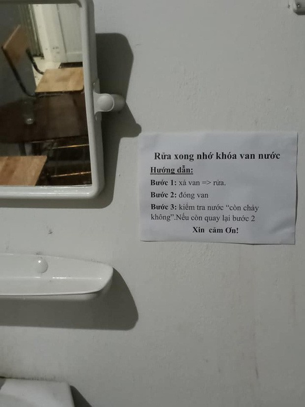 Sợ học sinh đi vệ sinh quên dội nước, thầy giáo viết mấy câu khiến ai cũng 'giật mình' ghi nhớ ngay Sợ học sinh đi vệ sinh quên dội nước, thầy giáo viết mấy câu khiến ai cũng 'giật mình' ghi nhớ ngay