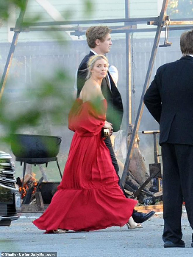 Hôn lễ mỹ nhân 'X-Men' Jennifer Lawrence: Adele và dàn siêu sao đến dự, lâu đài thắt chặt an ninh, xe cứu thương bỗng xuất hiện - 15 Hôn lễ mỹ nhân 'X-Men' Jennifer Lawrence: Adele và dàn siêu sao đến dự, lâu đài thắt chặt an ninh, xe cứu thương bỗng xuất hiện - 15