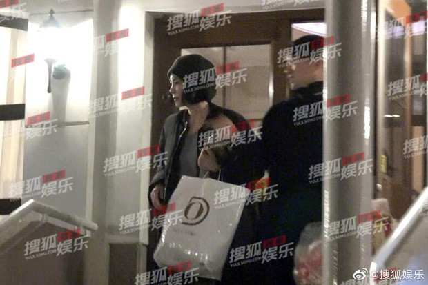 Giữa lùm xùm chia tay Tạ Đình Phong, Vương Phi bị paparazzi 'tóm sống' khi nửa đêm tới nhà Lý Á Bằng - 3 Giữa lùm xùm chia tay Tạ Đình Phong, Vương Phi bị paparazzi 'tóm sống' khi nửa đêm tới nhà Lý Á Bằng - 3