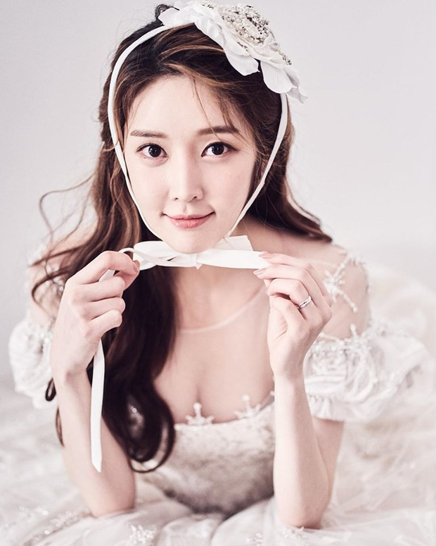 Cựu thành viên bị bắt nạt của T-Ara tung ảnh trong đám cưới như cổ tích, nhan sắc chồng khiến fan trầm trồ - 3 Cựu thành viên bị bắt nạt của T-Ara tung ảnh trong đám cưới như cổ tích, nhan sắc chồng khiến fan trầm trồ - 3