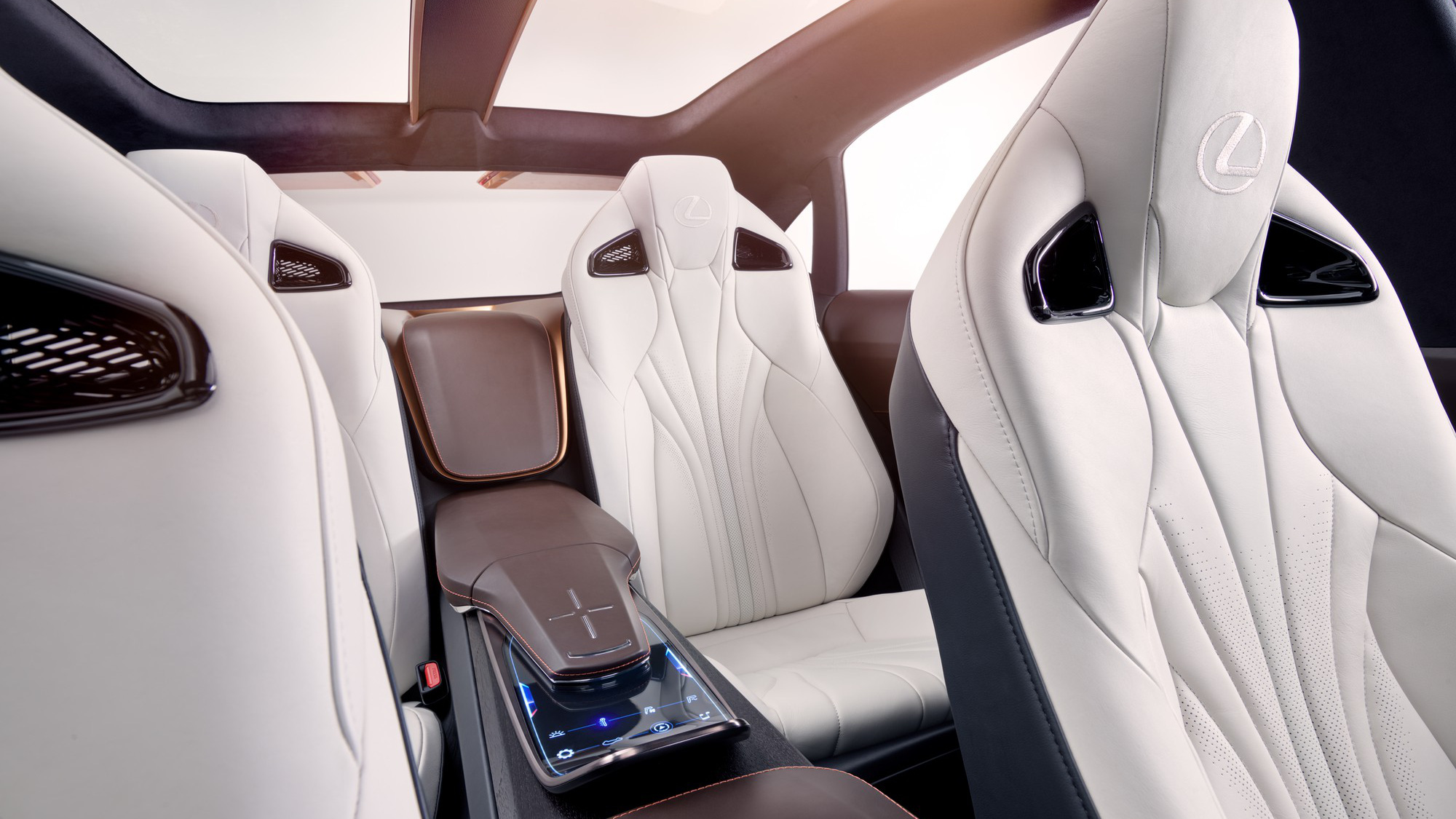 Lật mở những 'bom tấn' của Lexus tại Triển lãm ô tô Việt Nam 2019 - 6 Lật mở những 'bom tấn' của Lexus tại Triển lãm ô tô Việt Nam 2019 - 6