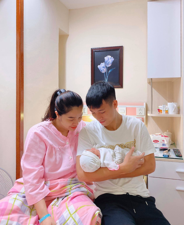 Hành trình ngọt ngào từ yêu đến khi lên chức bố của trung vệ Bùi Tiến Dũng - 17 Hành trình ngọt ngào từ yêu đến khi lên chức bố của trung vệ Bùi Tiến Dũng - 17