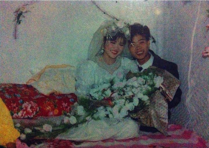Nhờ một lần 'làm liều', thanh niên nhút nhát đã 'tán đổ' được cô gái xinh nổi tiếng và tấm ảnh cưới 26 năm trước hé lộ điều bất ngờ - 2 Nhờ một lần 'làm liều', thanh niên nhút nhát đã 'tán đổ' được cô gái xinh nổi tiếng và tấm ảnh cưới 26 năm trước hé lộ điều bất ngờ - 2