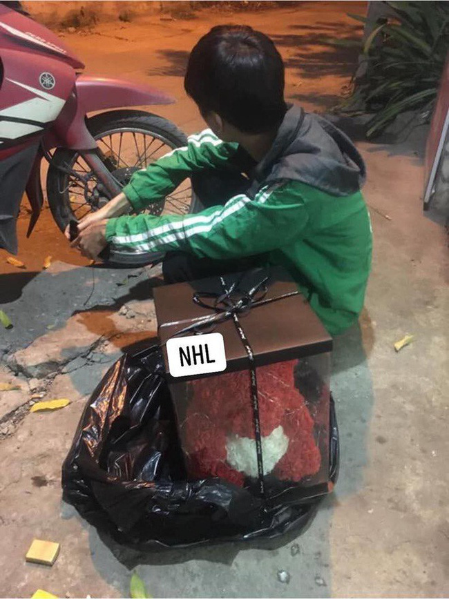 Giục shipper giao hàng nhanh hứa 'bo' thêm tiền, nam khách hàng bỗng nhiên 'mất hút' khiến cư dân mạng phải 'dằn mặt': Coi chừng nghiệp quật! Giục shipper giao hàng nhanh hứa 'bo' thêm tiền, nam khách hàng bỗng nhiên 'mất hút' khiến cư dân mạng phải 'dằn mặt': Coi chừng nghiệp quật!