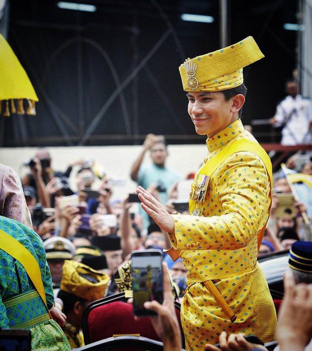 Dân mạng phát sốt với Hoàng tử Brunei lịch lãm trong Lễ đăng quang của Nhật hoàng Naruhito - 10 Dân mạng phát sốt với Hoàng tử Brunei lịch lãm trong Lễ đăng quang của Nhật hoàng Naruhito - 10
