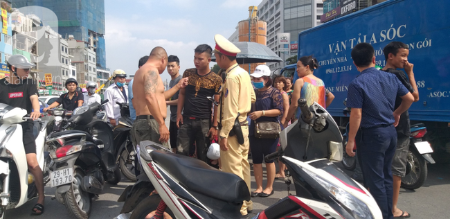 Hà Nội: Va chạm với xe máy khi qua đường, một phụ nữ lớn tuổi nguy kịch - 1 Hà Nội: Va chạm với xe máy khi qua đường, một phụ nữ lớn tuổi nguy kịch - 1