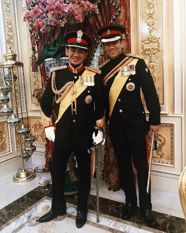Dân mạng phát sốt với Hoàng tử Brunei lịch lãm trong Lễ đăng quang của Nhật hoàng Naruhito - 9 Dân mạng phát sốt với Hoàng tử Brunei lịch lãm trong Lễ đăng quang của Nhật hoàng Naruhito - 9