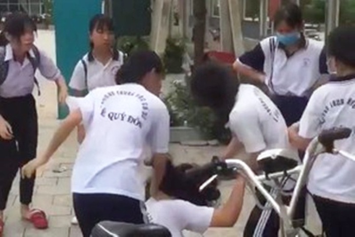 Nữ sinh lớp 9 bị đánh hội đồng dã man chỉ vì chê màu sắc đôi giày Nữ sinh lớp 9 bị đánh hội đồng dã man chỉ vì chê màu sắc đôi giày