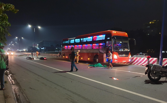 Chạy xe máy song song, 2 người bạn mắc tay lái ngã ra đường, 1 người bị xe khách cán chết Chạy xe máy song song, 2 người bạn mắc tay lái ngã ra đường, 1 người bị xe khách cán chết