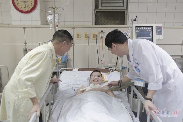 Cậu bé bất ngờ tỉnh dậy, mỉm cười rạng rỡ sau 2 năm sống thực vật - 1 Cậu bé bất ngờ tỉnh dậy, mỉm cười rạng rỡ sau 2 năm sống thực vật - 1