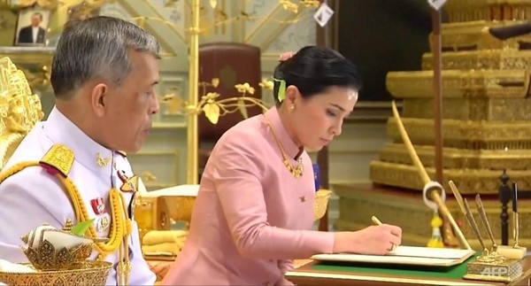 Đây chính là người phụ nữ quyền lực khiến Hoàng quý phi bị phế truất, 'thất sủng' trong mắt nhà vua Thái Lan - 2 Đây chính là người phụ nữ quyền lực khiến Hoàng quý phi bị phế truất, 'thất sủng' trong mắt nhà vua Thái Lan - 2