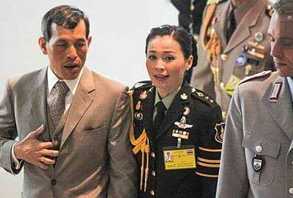 Đây chính là người phụ nữ quyền lực khiến Hoàng quý phi bị phế truất, 'thất sủng' trong mắt nhà vua Thái Lan - 3 Đây chính là người phụ nữ quyền lực khiến Hoàng quý phi bị phế truất, 'thất sủng' trong mắt nhà vua Thái Lan - 3