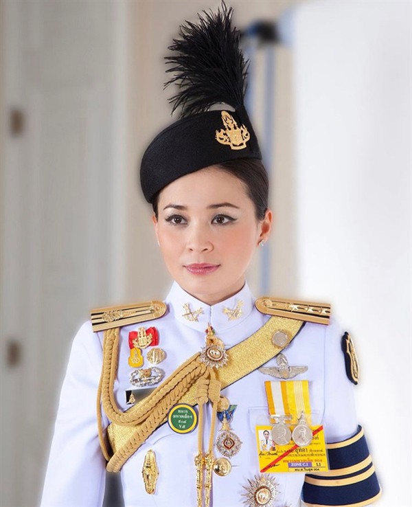 Đây chính là người phụ nữ quyền lực khiến Hoàng quý phi bị phế truất, 'thất sủng' trong mắt nhà vua Thái Lan - 6 Đây chính là người phụ nữ quyền lực khiến Hoàng quý phi bị phế truất, 'thất sủng' trong mắt nhà vua Thái Lan - 6