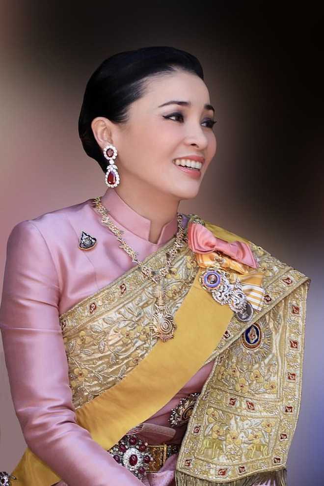 Hoàng hậu và Hoàng quý phi Thái Lan: Xuất phát điểm tương đồng, cùng mục tiêu nhưng 'người về đỉnh cao, người về vực sâu' trong cuộc cung đấu Hoàng hậu và Hoàng quý phi Thái Lan: Xuất phát điểm tương đồng, cùng mục tiêu nhưng 'người về đỉnh cao, người về vực sâu' trong cuộc cung đấu