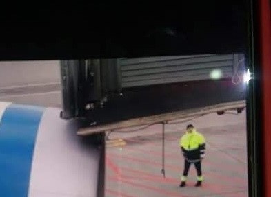 Va lồng dẫn khách tại Nga, máy bay Vietnam Airlines thủng vỏ động cơ Va lồng dẫn khách tại Nga, máy bay Vietnam Airlines thủng vỏ động cơ