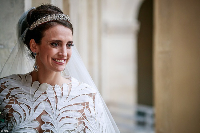 Vượt qua cả Kate Middleton hay Meghan Markle, đây chính là bộ váy cưới Hoàng gia sexy nhất mọi thời đại - 2 Vượt qua cả Kate Middleton hay Meghan Markle, đây chính là bộ váy cưới Hoàng gia sexy nhất mọi thời đại - 2