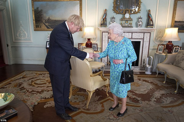 Ảnh vợ chồng Hoàng tử Harry bất ngờ 'biến mất' trong cung điện Hoàng gia vì Meghan Markle gần đây lên truyền hình kể khổ? - 2 Ảnh vợ chồng Hoàng tử Harry bất ngờ 'biến mất' trong cung điện Hoàng gia vì Meghan Markle gần đây lên truyền hình kể khổ? - 2