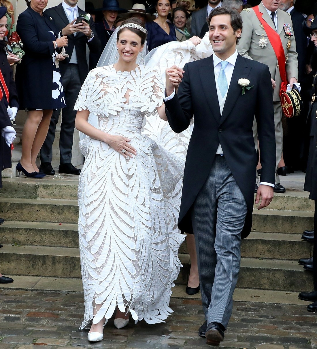 Vượt qua cả Kate Middleton hay Meghan Markle, đây chính là bộ váy cưới Hoàng gia sexy nhất mọi thời đại - 3 Vượt qua cả Kate Middleton hay Meghan Markle, đây chính là bộ váy cưới Hoàng gia sexy nhất mọi thời đại - 3