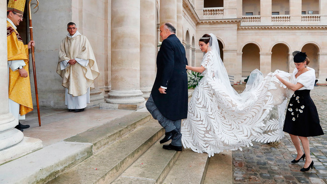 Vượt qua cả Kate Middleton hay Meghan Markle, đây chính là bộ váy cưới Hoàng gia sexy nhất mọi thời đại - 9 Vượt qua cả Kate Middleton hay Meghan Markle, đây chính là bộ váy cưới Hoàng gia sexy nhất mọi thời đại - 9