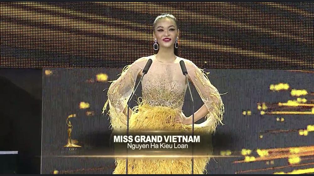 Diện jumpsuit thi dạ hội ở Miss Grand, khán giả chê Kiều Loan bị 'lạc đề' Diện jumpsuit thi dạ hội ở Miss Grand, khán giả chê Kiều Loan bị 'lạc đề'
