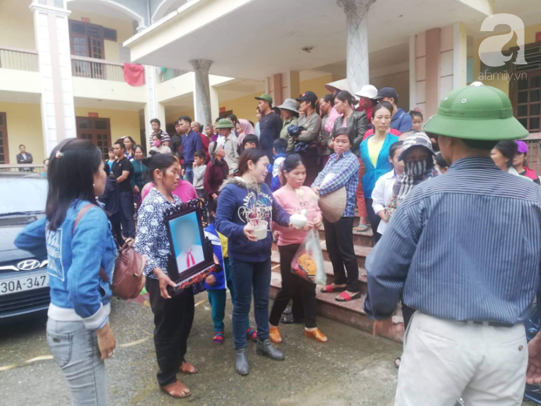 Ám ảnh hiện trường học sinh lớp 2 Hà Nội tử vong, mẹ ngã quỵ gào khóc gọi tên con Ám ảnh hiện trường học sinh lớp 2 Hà Nội tử vong, mẹ ngã quỵ gào khóc gọi tên con