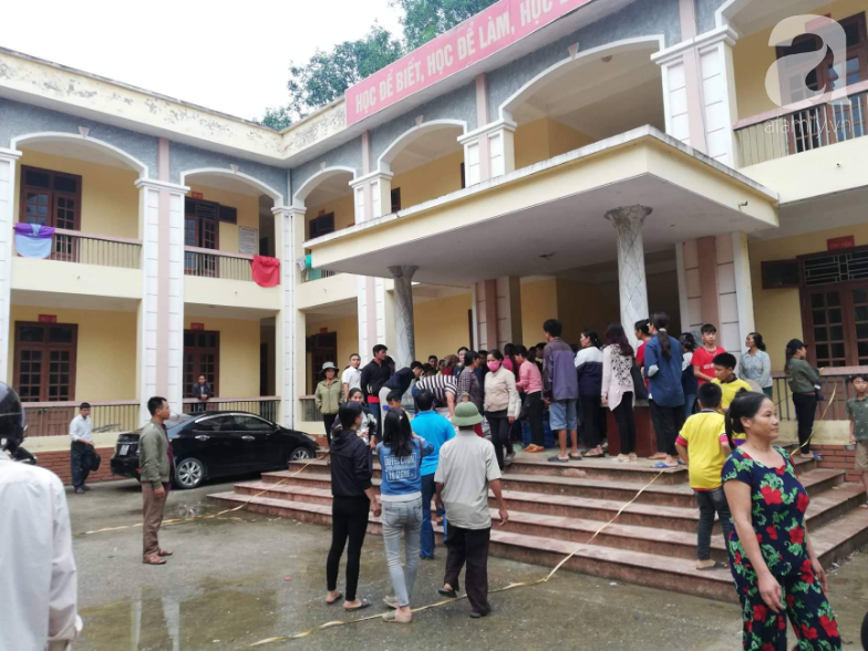 Ám ảnh hiện trường học sinh lớp 2 Hà Nội tử vong, mẹ ngã quỵ gào khóc gọi tên con - 4 Ám ảnh hiện trường học sinh lớp 2 Hà Nội tử vong, mẹ ngã quỵ gào khóc gọi tên con - 4