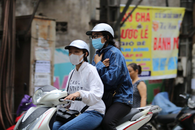 Hà Nội: Không khí lạnh tràn về, nhiệt độ giảm mạnh, người dân thích thú mặc áo ấm ra đường dưới trời mưa phùn - 1 Hà Nội: Không khí lạnh tràn về, nhiệt độ giảm mạnh, người dân thích thú mặc áo ấm ra đường dưới trời mưa phùn - 1