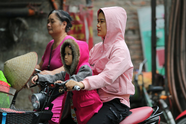 Hà Nội: Không khí lạnh tràn về, nhiệt độ giảm mạnh, người dân thích thú mặc áo ấm ra đường dưới trời mưa phùn - 11 Hà Nội: Không khí lạnh tràn về, nhiệt độ giảm mạnh, người dân thích thú mặc áo ấm ra đường dưới trời mưa phùn - 11
